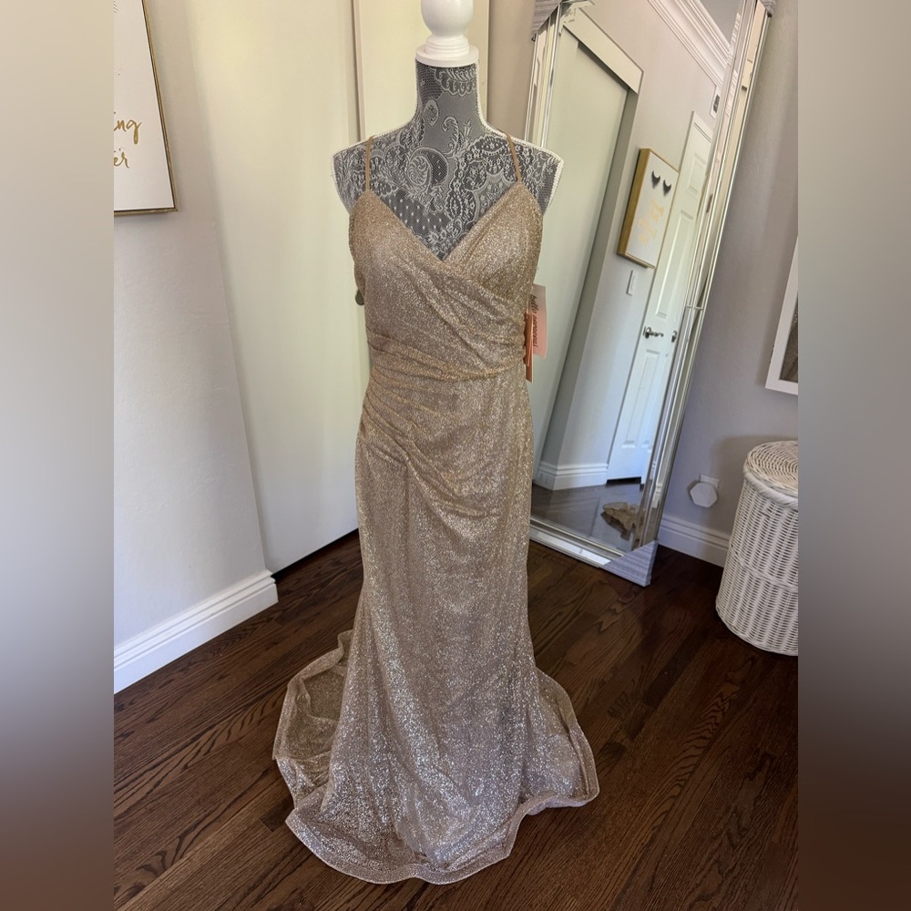 Hello gorgeous— NWT gold sparkle evening gown size CL w/ train & chiffon shawl